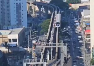 Falha na Linha 15 do Metrô fez passageiros andarem na passarela de emergência