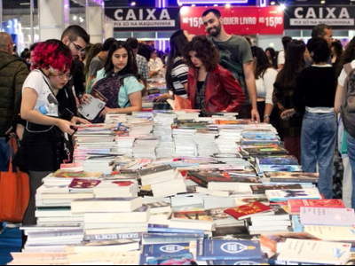 Estações de metrô distribuem livros gratuitamente nesta terça-feira