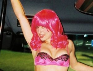 Peruca rosa vira febre e impulsiona tendência entre jovens após visual de Addison Rae