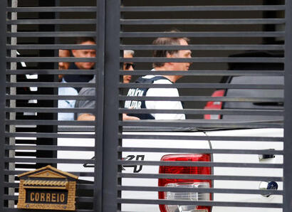 Moraes determina permanência de regras de regime fechado à prisão domiciliar de Bolsonaro