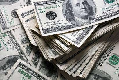 Dólar cai e Ibovespa recua com pressão externa e petróleo volátil