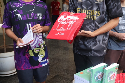 Alunos receberam materiais e kit do projeto PAULUS Social durante exibição promovida na III Semana da Comunicação da FAPCOM | Foto: Isadora Leocardio