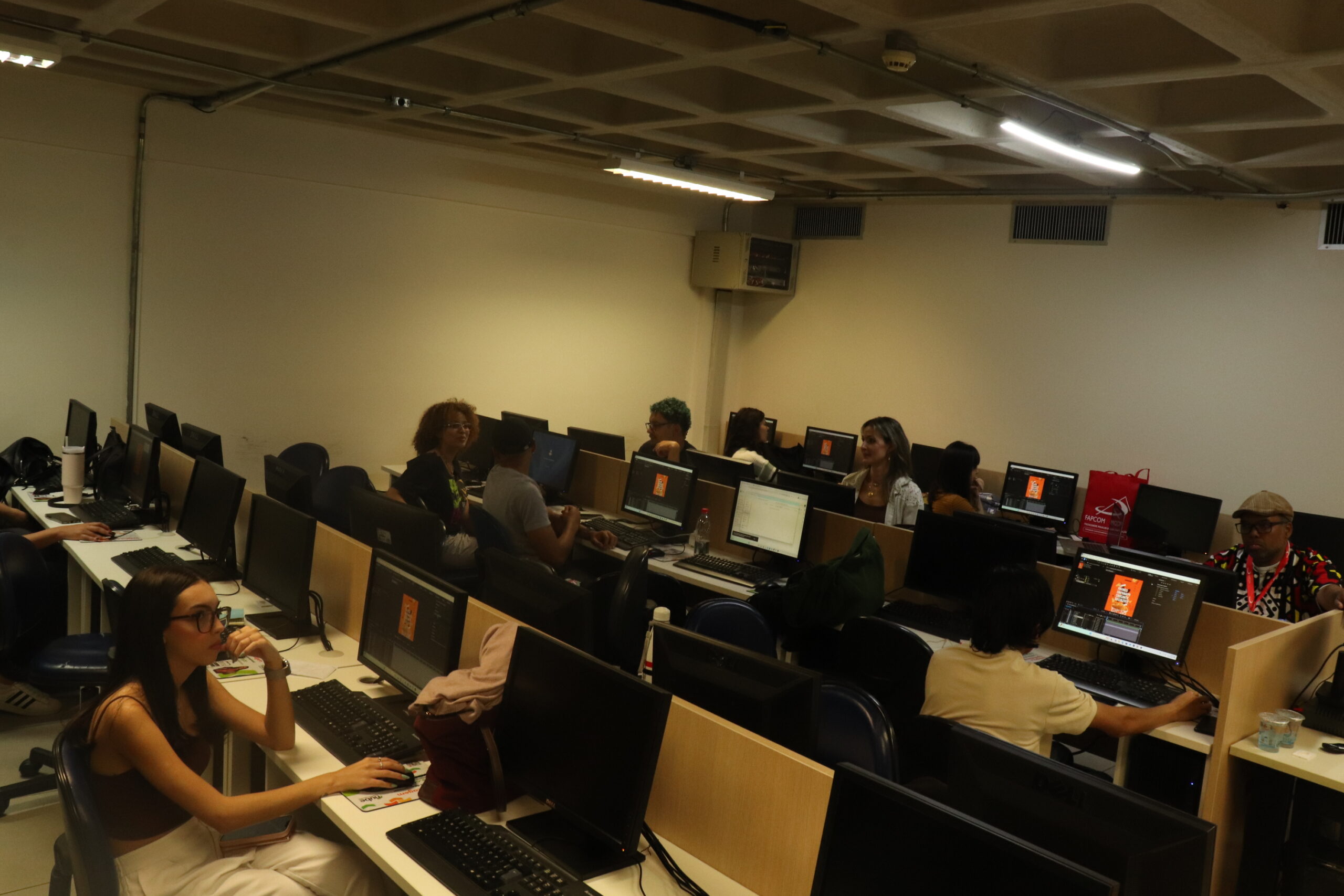  Alunos tiveram a chance de praticar com a ajuda do designer. Foto: Gustavo Ghidotti / Entrefocos