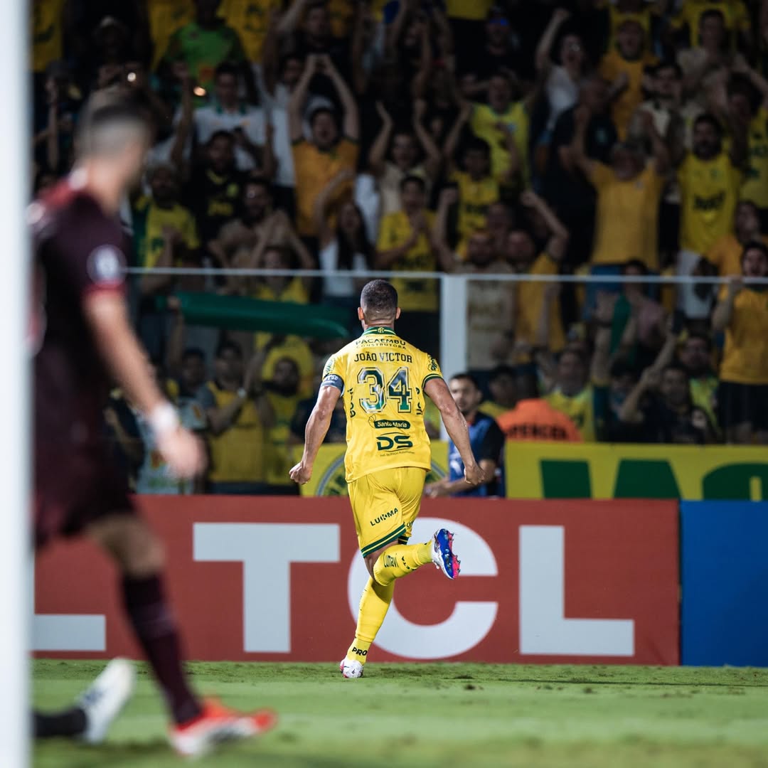 Jogador do Mirassol comemorando gol