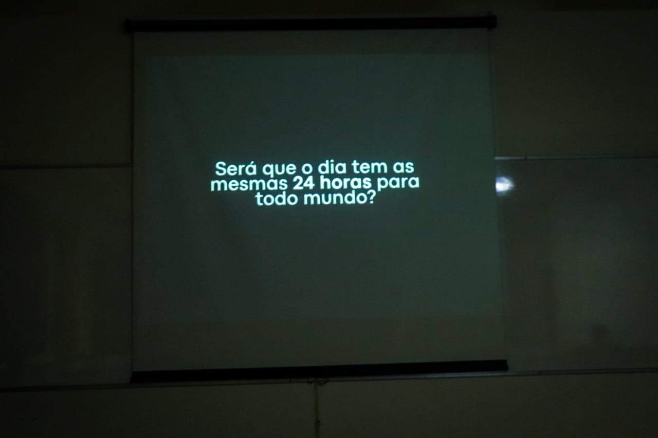 Curta-metragem sendo repassado aos alunos | Foto: Alberto Dias