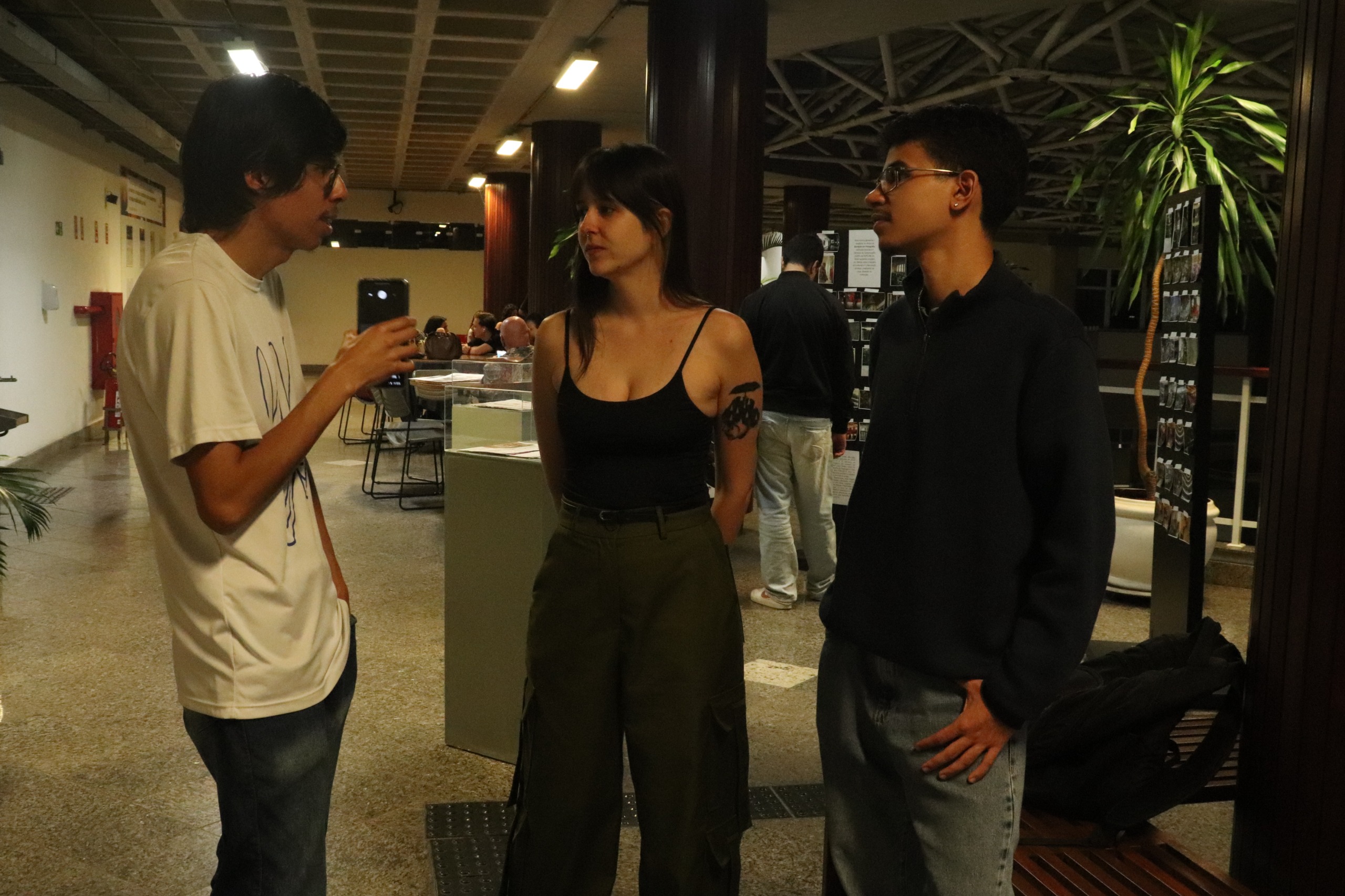 Professora Luma em entrevista com estudantes da FAPCOM | Foto: Rafael Alves