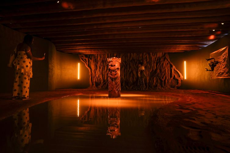 Instalação Tororama, do artista Davi de Jesus Nascimento, em sua inauguração. 