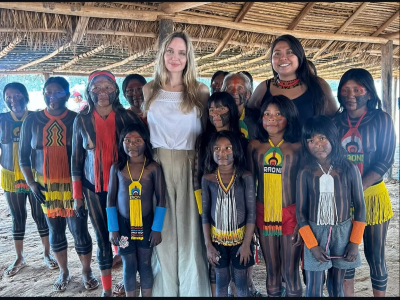 No Brasil, Angelina Jolie visita aldeia indígena Piaraçu