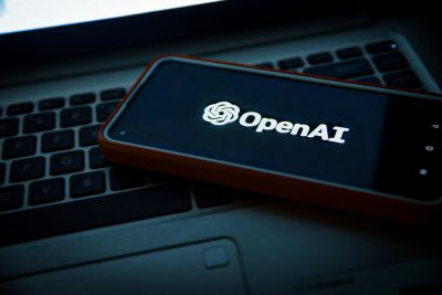 Comissão Europeia abre diálogo sobre modelos de inteligência artificial com a Open IA e Anthropic