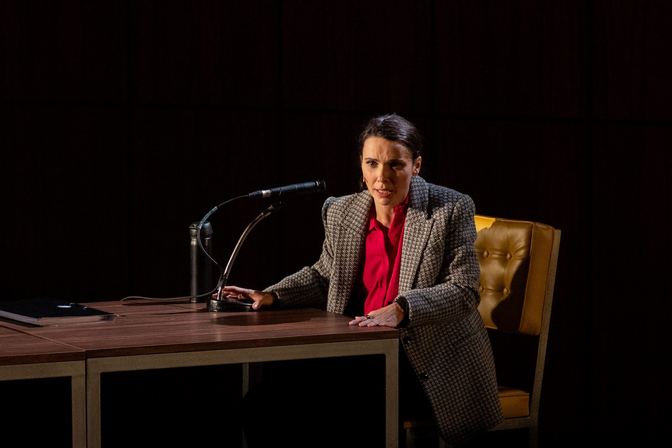 Débora Falabella interpretando a advogada Tessa, na peça Prima Facie <br / > Crédito: Annelize Tozetto
